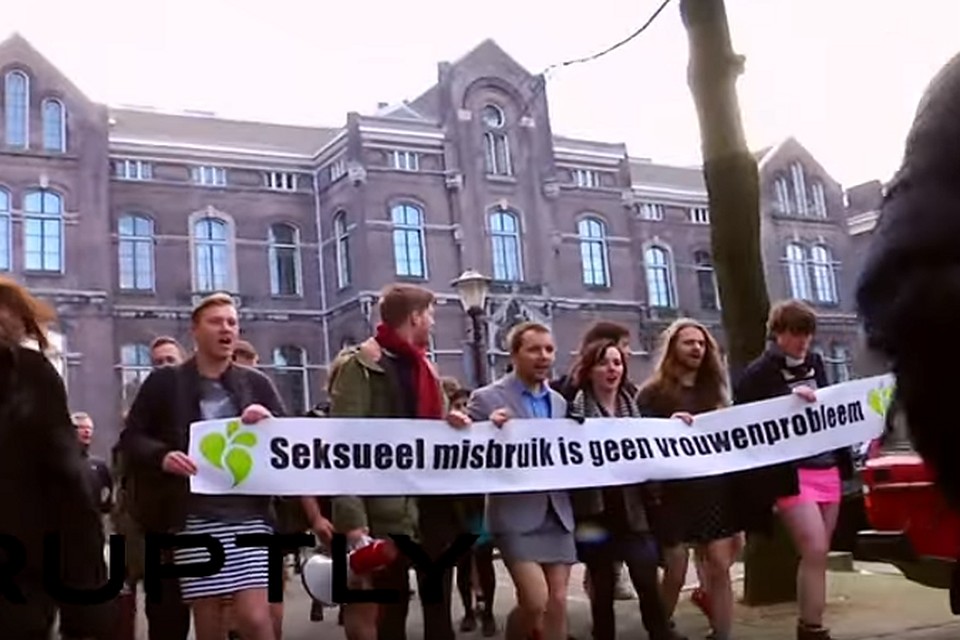 В Нидерландах мужчины-политики надели мини-юбки и вышли на митинг ФОТО: Кадр из видео