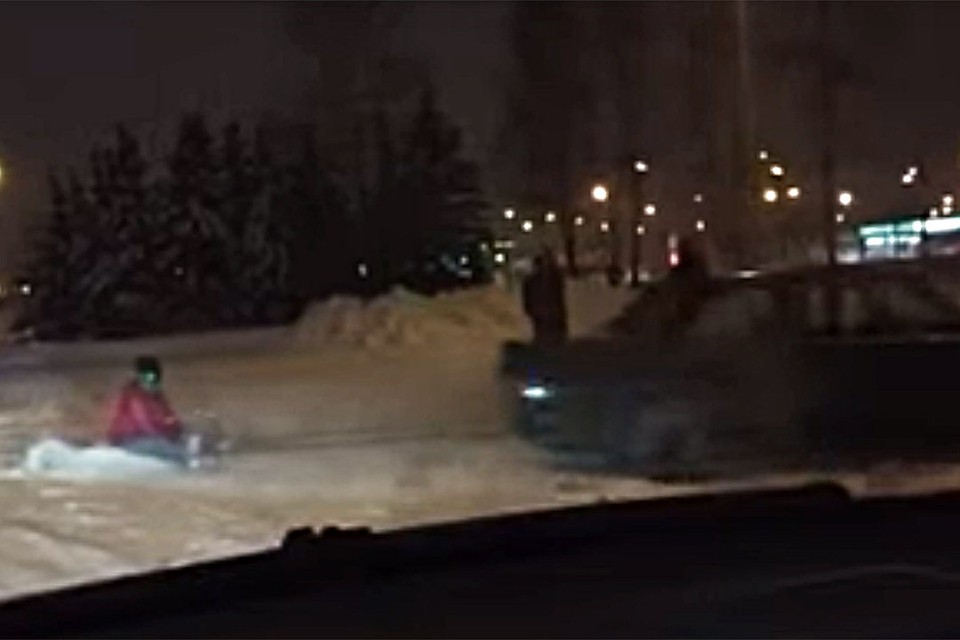 На видео водитель БМВ лихо рассекает с привязанными санками, на которых сидит мальчик лет 12.
Фото: кадр с видео Тимофея Дранчука.