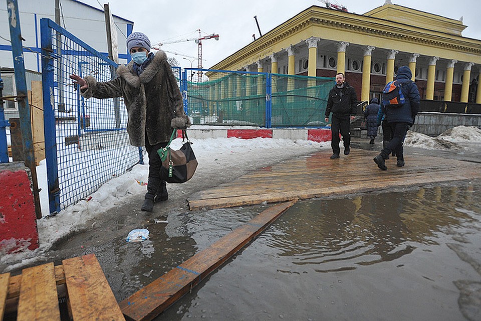 В пятницу потепление превратило передвижение по столичным улицам в аттракцион.