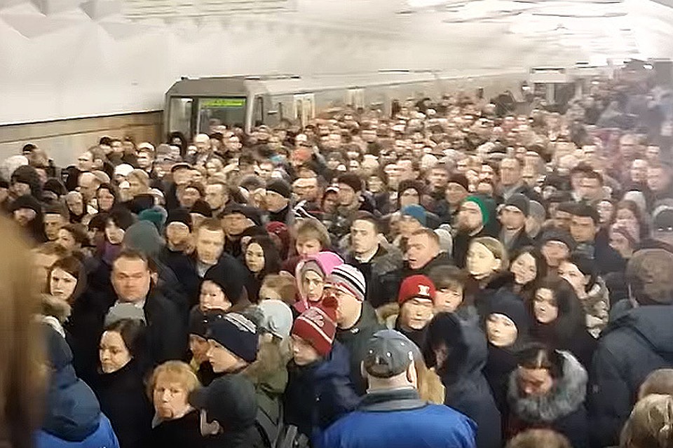 Утром в вестибюле станции метро "Тульская" образовалась давка.