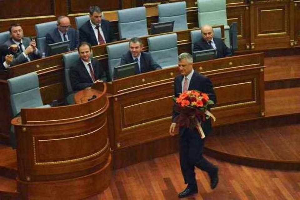 Лидер Демократической партии Косово Хашим Тачипринимает поздравления с избранием президентом республики Косово