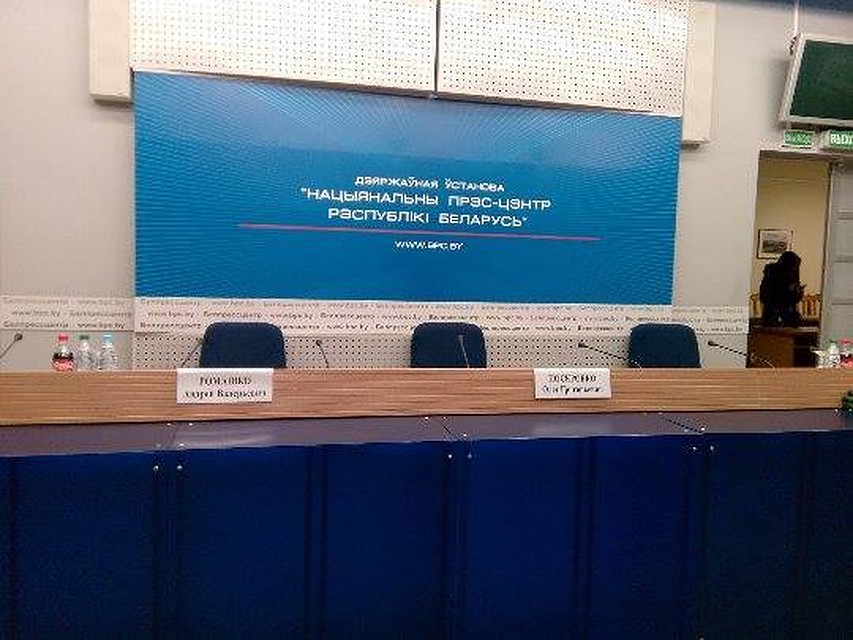 В зале так никто и не появился.