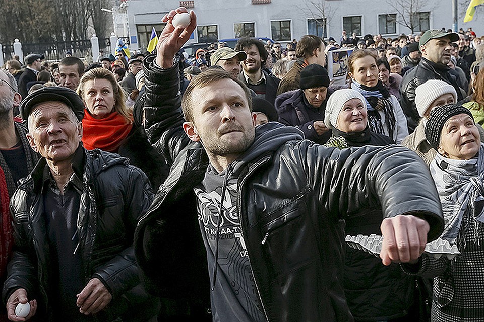 В воскресенье посольство России в Киеве забросали яйцами.