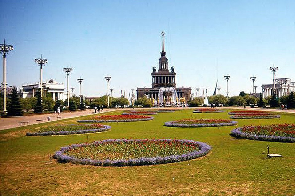 Скоро на ВДНХ вновь распустятся сотни роз, как на этом архивном снимке.