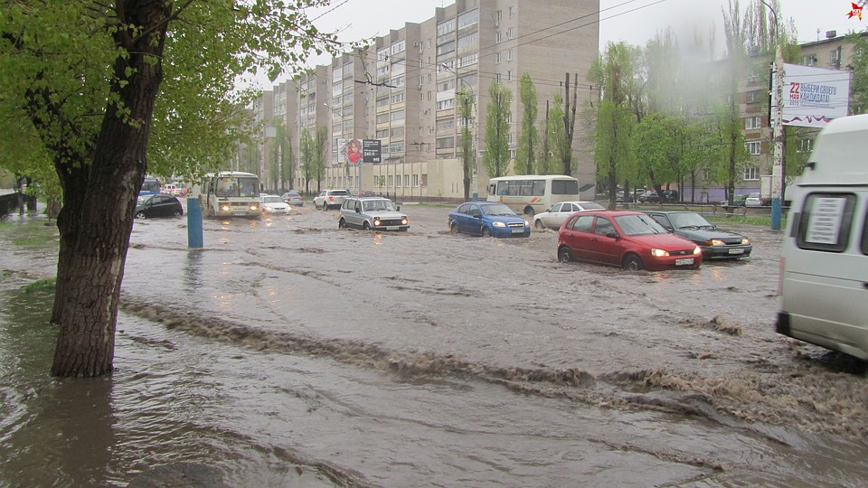 Несущественное подтопление на Ленинском проспекте.