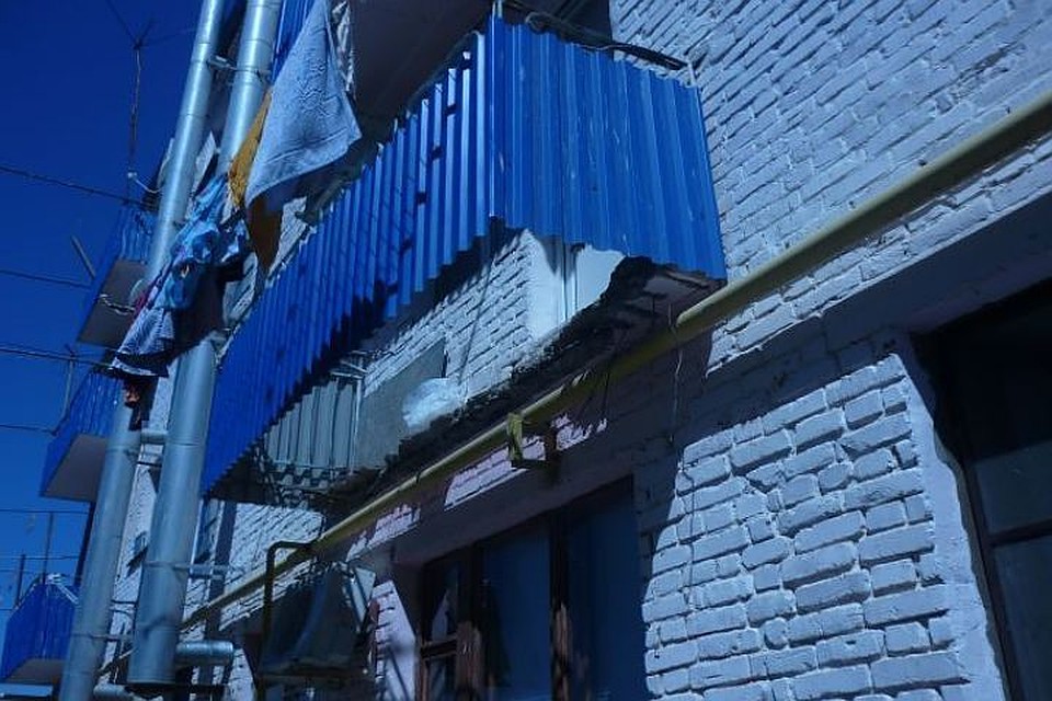 Следователи проводят проверку после обрушения балкона с людь.