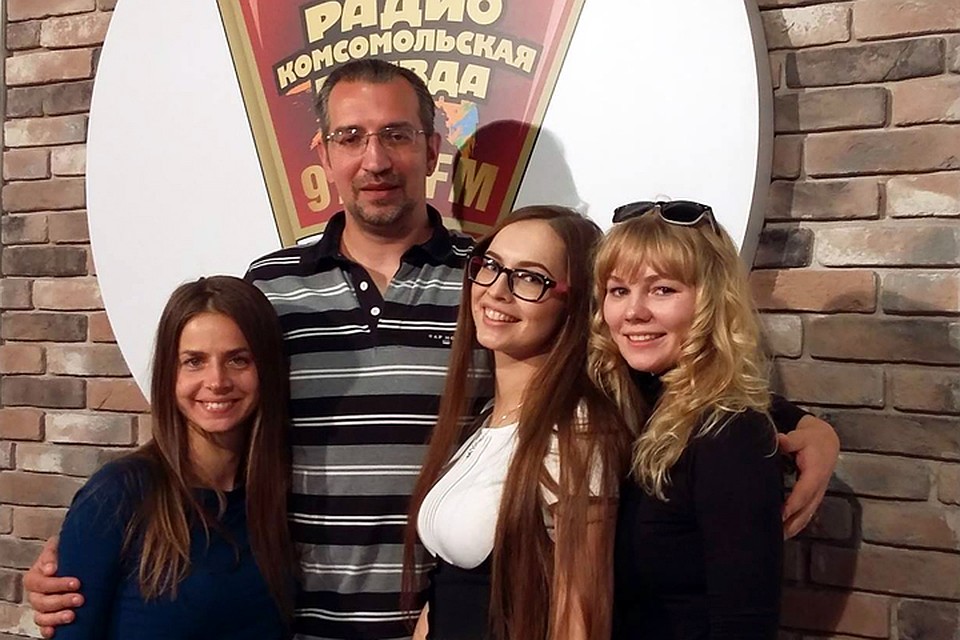 В гостях у Михаила Антонова и Юлии Хожателевой (крайняя слева) в программе «Важные птицы» на Радио «Комсомольская правда» основатели магазинчика «Мыльные шалости» Светлана Повивкина и Анастасия Кашинцева (крайняя справа)