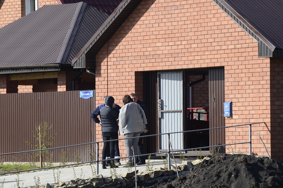 Деньги лежали недалеко от входа в дом