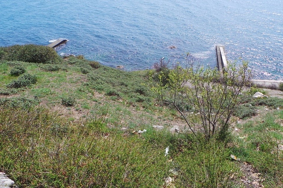 Людям предлагают ходить на море через обрыв
