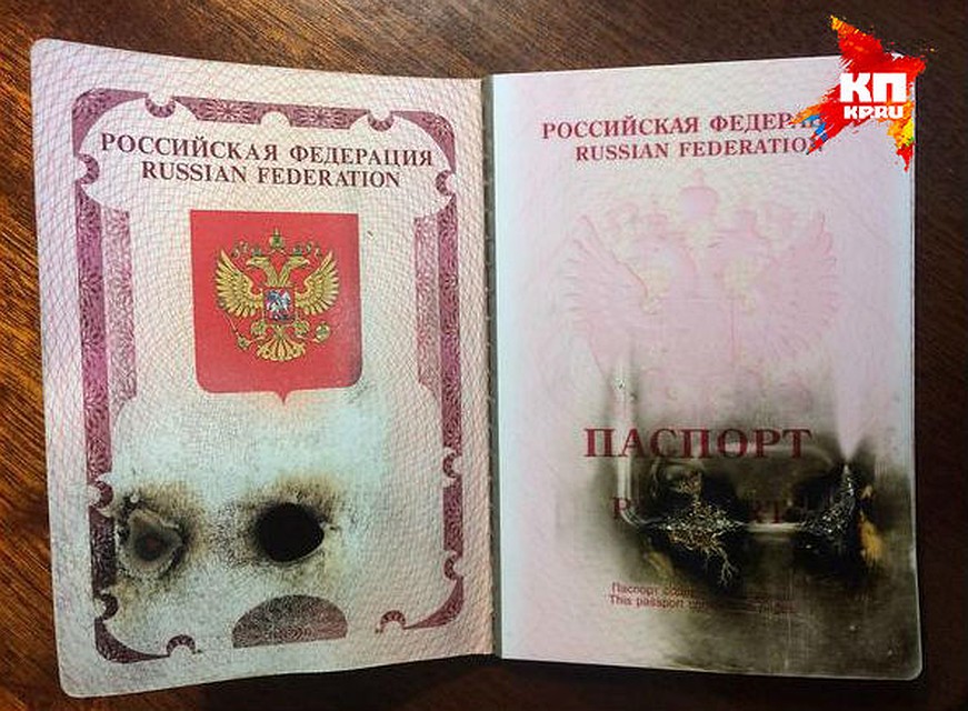Слева на загранпаспорте - две проженные дырки, справа - расплавившийся чип.