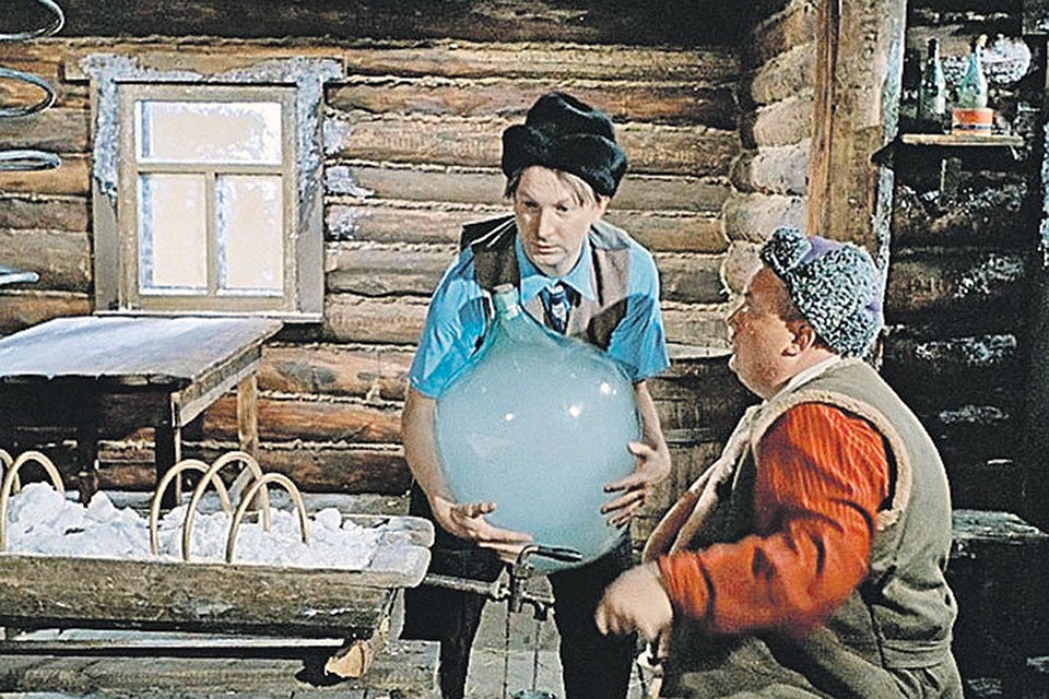 - Говорят, к 2016 году россияне станут меньше пить! - Или больше гнать? Кадр из фильма