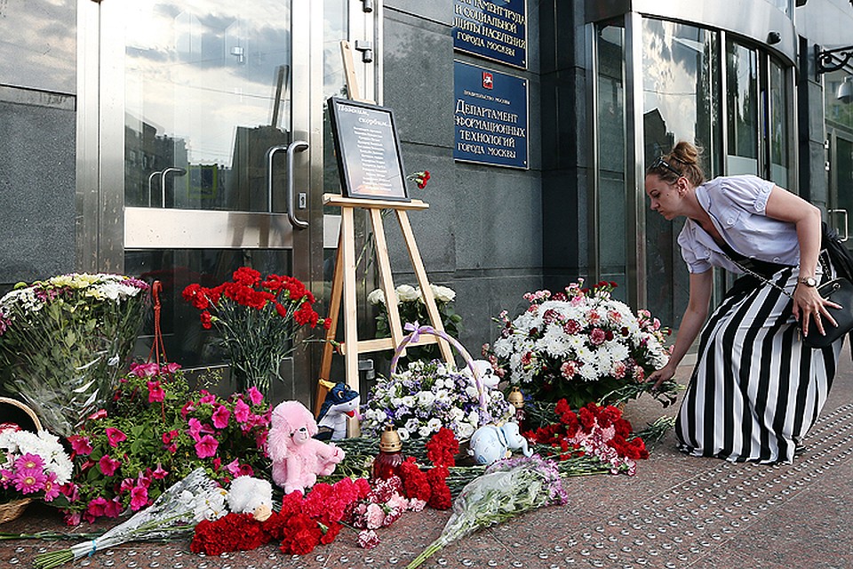 Москва. 20 июня 2016. Цветы и игрушки у здания департамента труда и социальной защиты в память о погибших детях на озере в Карелии. ФОТО Дмитрий Серебряков/ТАСС