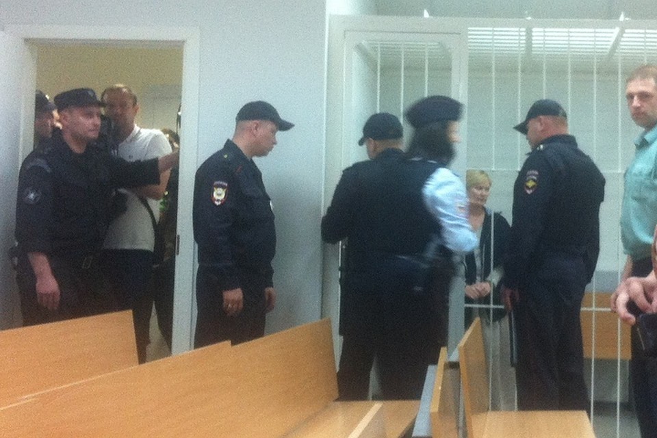 Елена Решетова в зале заседания появилась в шифоновой юбке до пола
