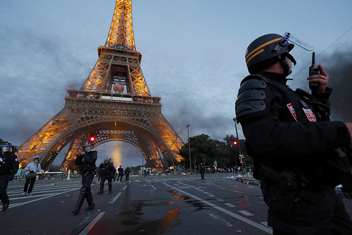 Эти чужаки не собираются взрывать Эйфелеву башню. Зачем? Это будущий минарет