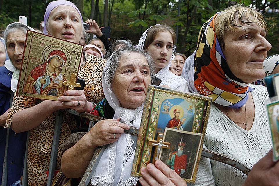 Киев. 27 июля 2015. Верующие во время молебна на Владимирской горке по случаю 1000-летия преставления святого равноапостольного великого князя Владимира. ФОТО Zuma/ТАСС
