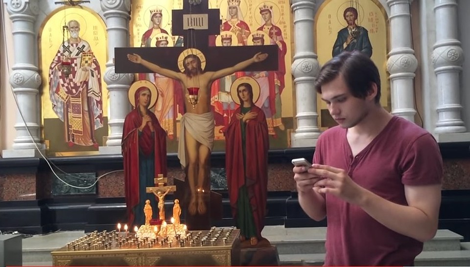 Руслан Соколовский решил половить покемонов на месте расстрела Романовых. Скриншот с видео
