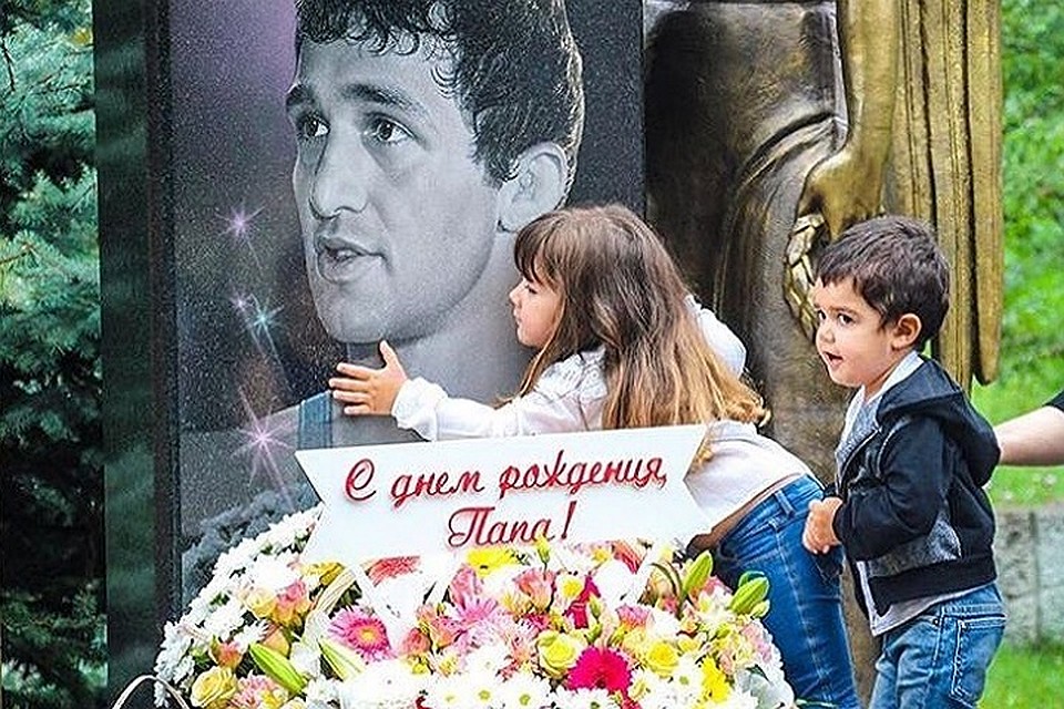 Могила Бесика Кудухова на аллее Славы во Владикавказе. Рядом его дети. Фото: Instagram