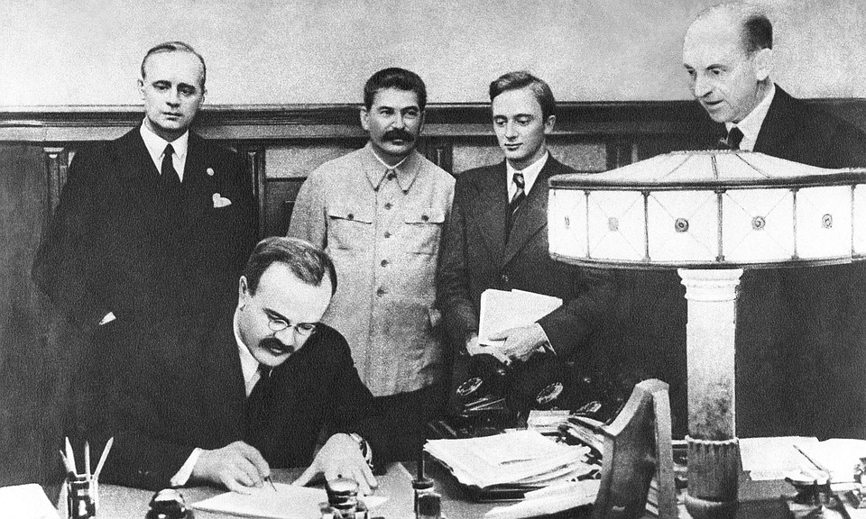 Подписание германо-советского договора о ненападении, 1939 год. Фото ИТАР-ТАСС
