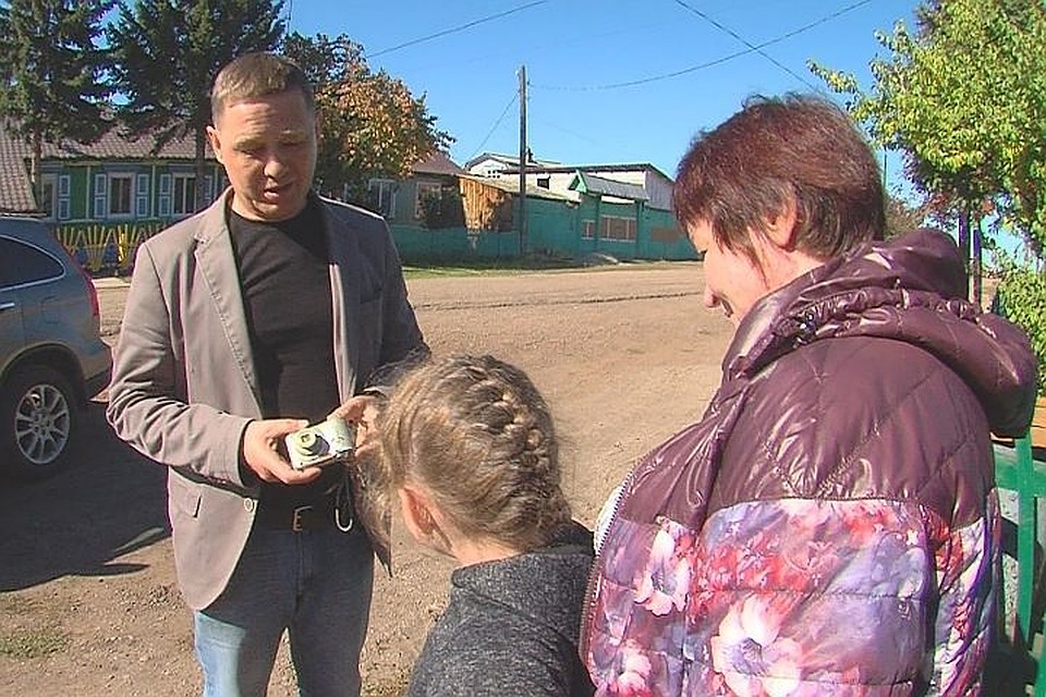 Дайвер Владимир Кисляков проехал 150 километров, чтобы вернуть школьнице потерянный на Байкале фотоаппарат Фото: ИА «Русские новости».