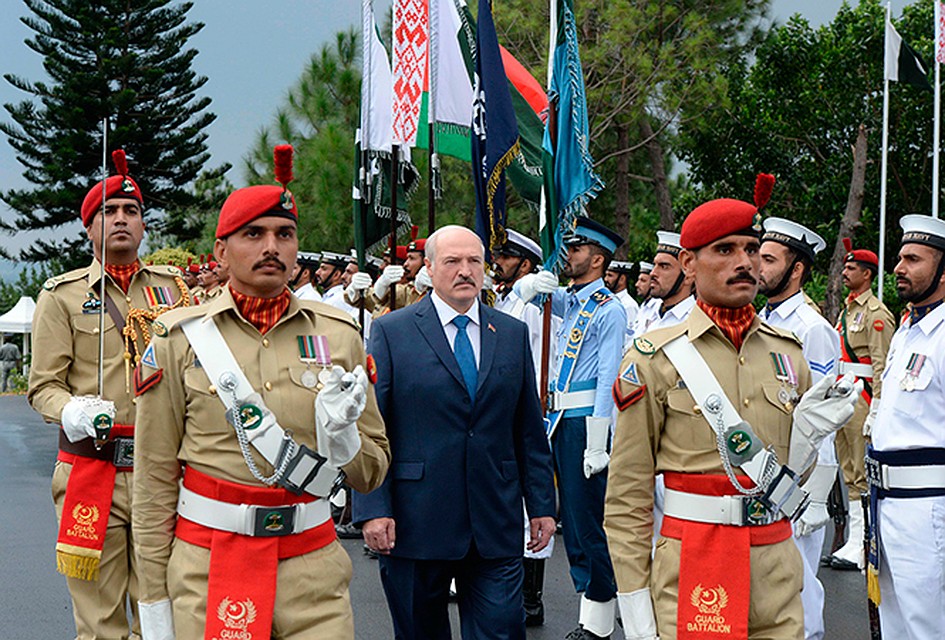Александра Лукашенко встретил почетный караул. Фото: http://president.gov.by/