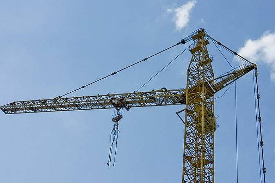 Строительная балка упала с высоты три метра