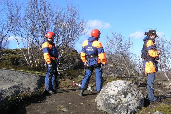 Холодная, северная земля пагубно отразилась на здоровье несчастного жителя Апатитов. Кроме того, у мужчины, скорее всего, был инсульт, или же инфаркт. Хоть пенсионера и удалось найти в лесу, на исход дела это, увы, не повлияло. Мужчина умер в больнице вскоре после посещения леса.