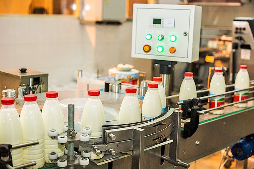 Все молоко, как и остальная продукция предприятия, проходит тщательный контроль качества.