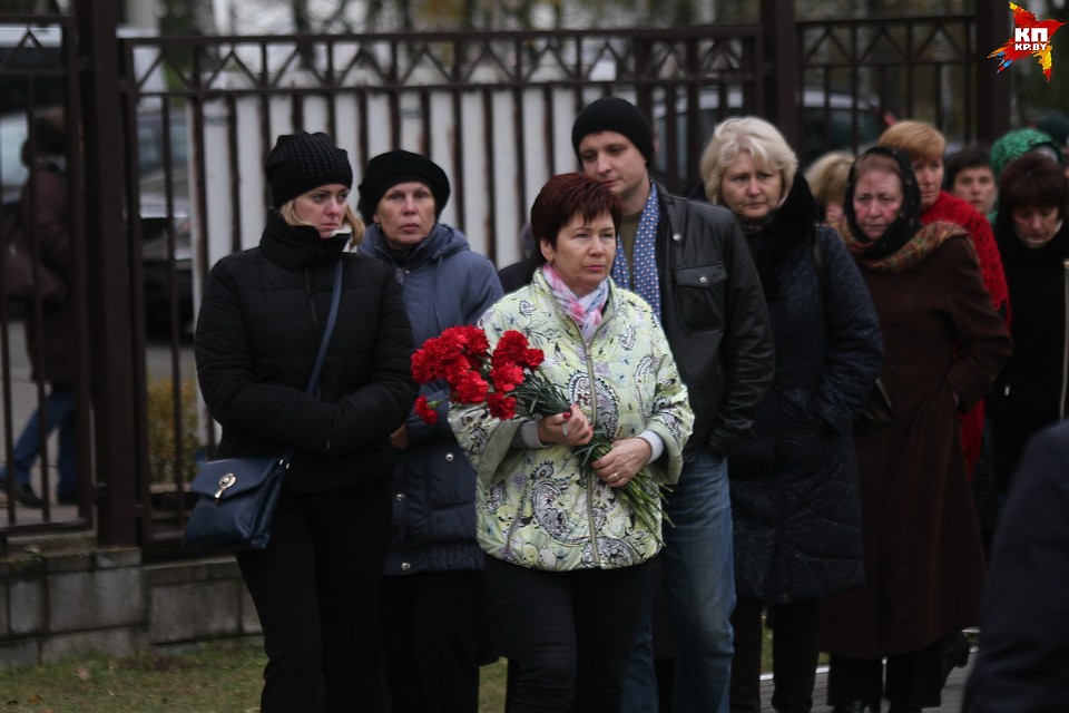 Попрощаться с погибшей пришли родственники, друзья и коллеги. Фото: Мария Рольските