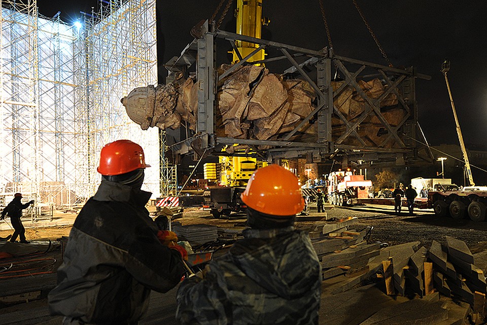 Рабочие начали установку памятника князю Владимиру в Москве