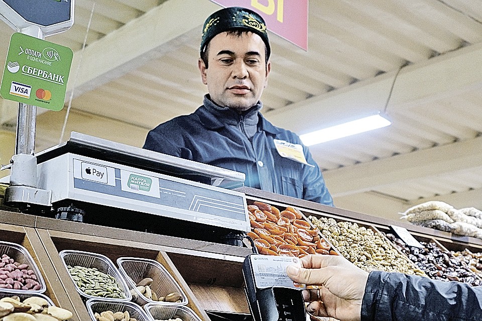 Pos-терминалами уже снабжено 70% торгово-сервисных точек Зеленодольска. Фото: Павел ФОМИН