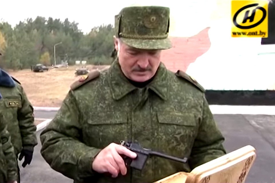 Фотофакт: военные подарили Лукашенко боевой наган. Фото: телеканал ОНТ.