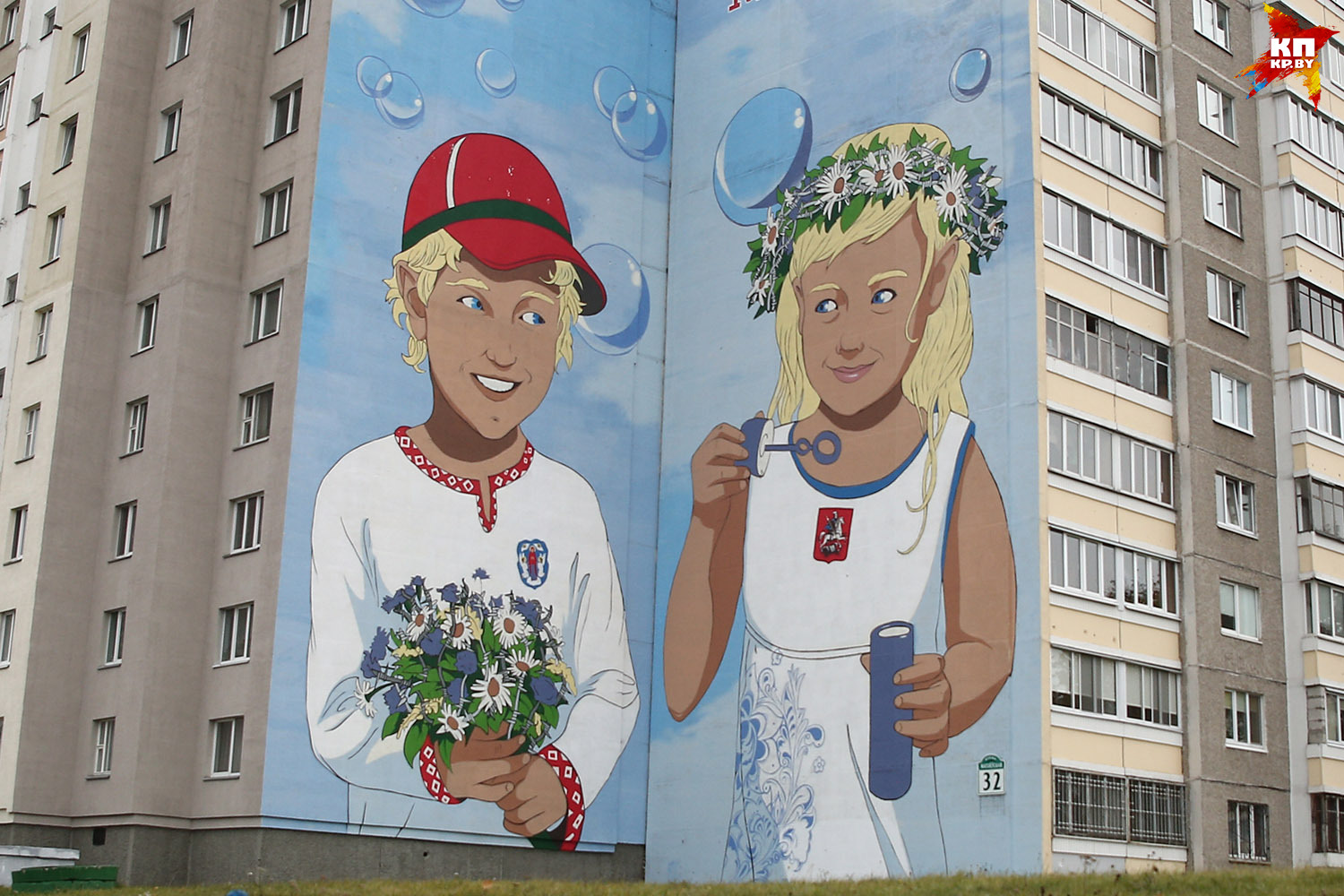 Неизвестный решил по-своему дополнить композицию рисунка.