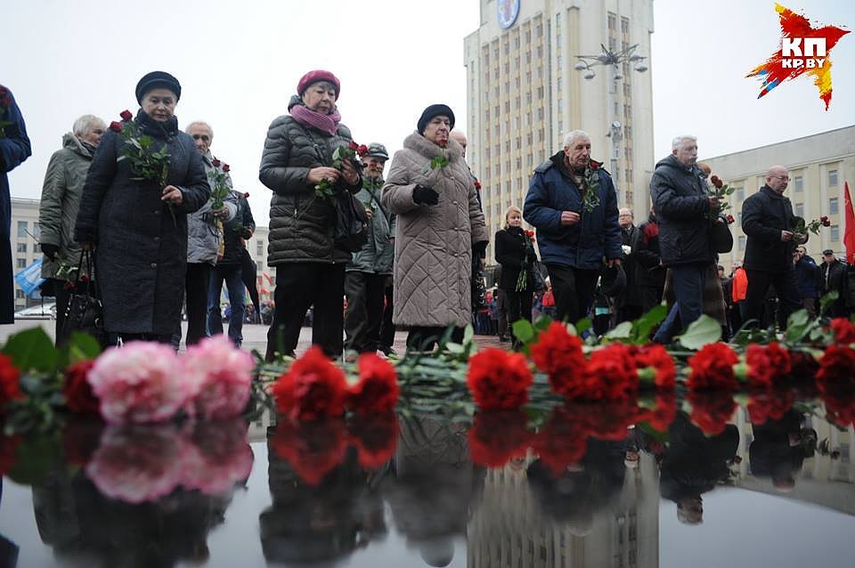 Кто принес цветы Ленину в Минске 7 ноября
