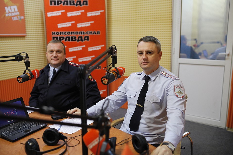Начальник отдела дорожного надзора Дмитрий Корнеев, заместитель начальника отдела пропаганды безопасности дорожного движения Евгений Синицын