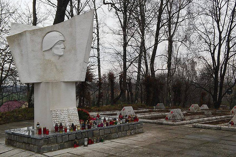 Восстановленный мемориал в городе Пененжно.
