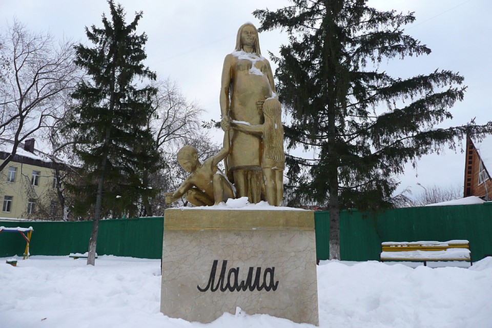 Памятник маме в Тюмени.