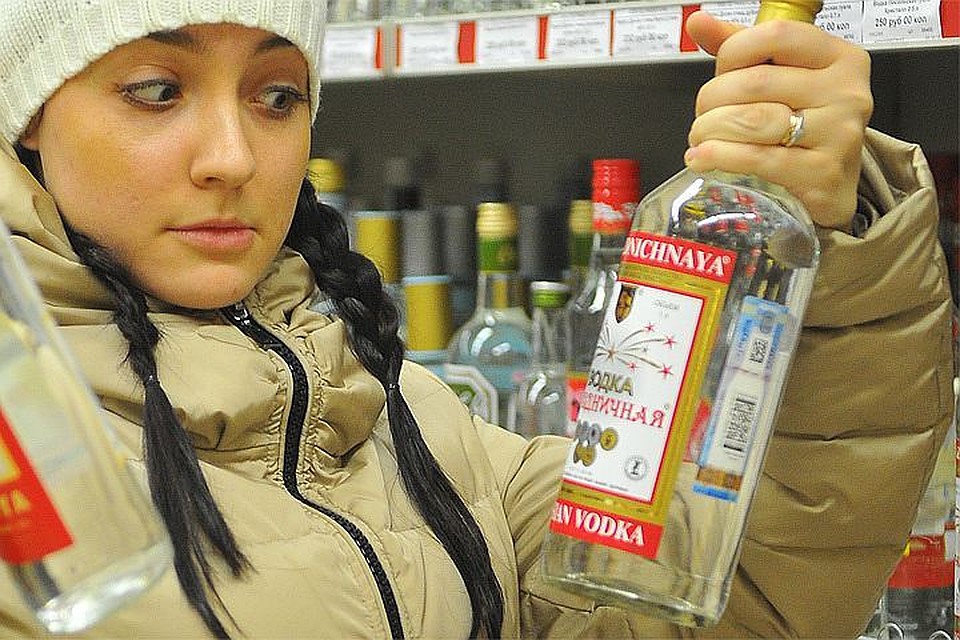 За девять месяцев 2016 года продажи алкоголя в России сократились в среднем на 1,5%, по сравнению с прошлым годом.