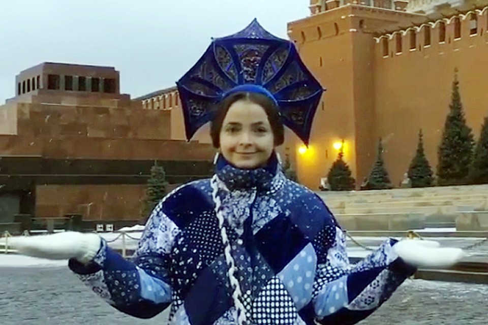 Оказывается, кокошник приравнивается к маскарадному костюму, а в нем можно быть на Красной Площади только по специальному разрешению