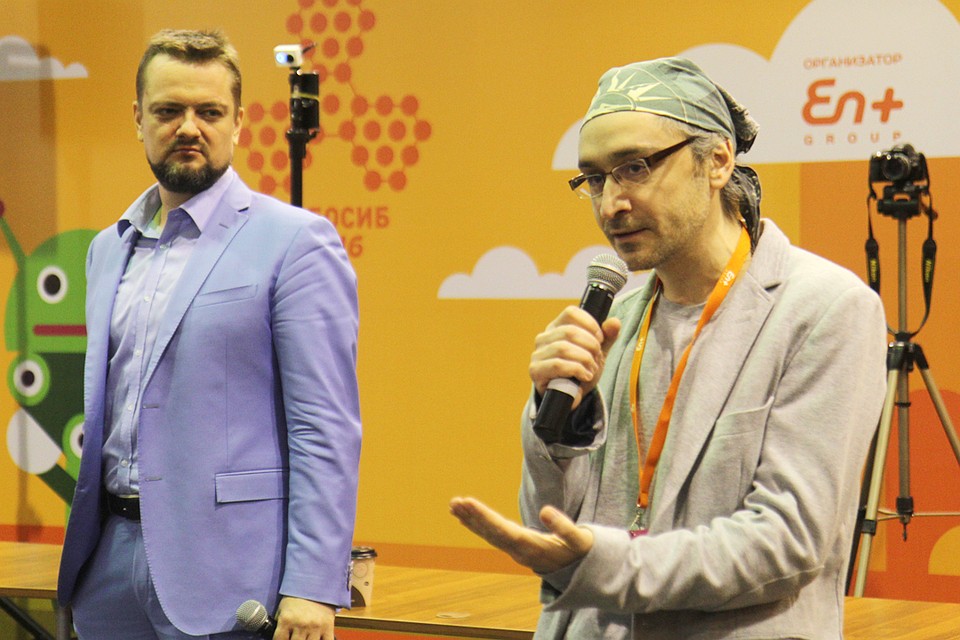 Научно-фантастический баттл «Человек будущего» поставил вопрос ребром. Кто кого победит – человек или робот? Модератор Александр Пушной и писатель фантаст Леонид Каганов роботов любят больше. Пушной рассказал, что его самая мягкая посадка на самолете была в жуткий туман на автопилоте – человек в ней не участвовал совсем. Каганов согласен – роботы уже интересней людей.
