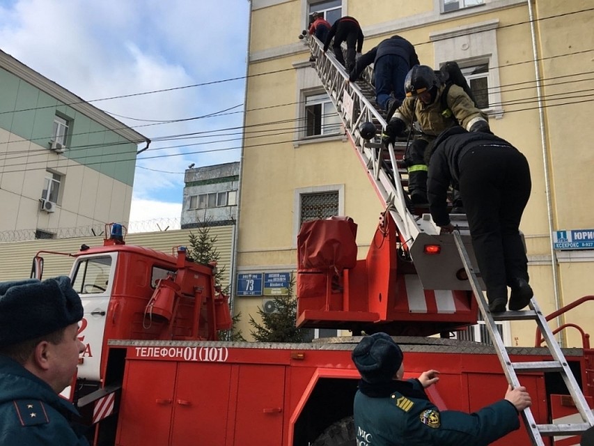 Сотрудников бизнес-центра эвакуировали по пожарной лестнице. Фото: Пресс-служба МЧС России по РБ