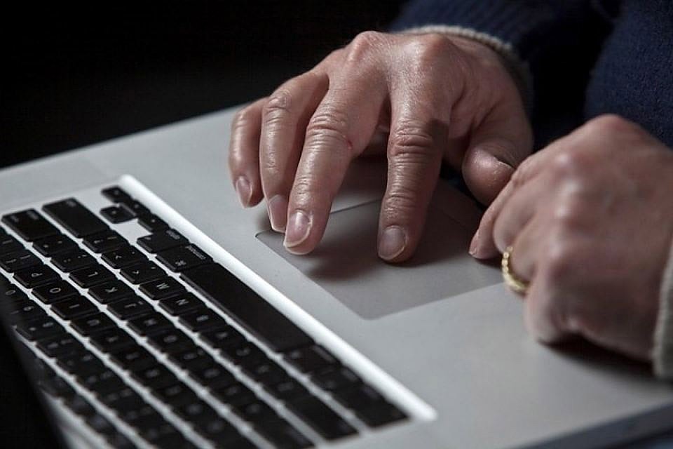 В Латвии мошенники взламывают электронную почту предприятий и отправляют их клиентам счета уже со своими реквизитами.