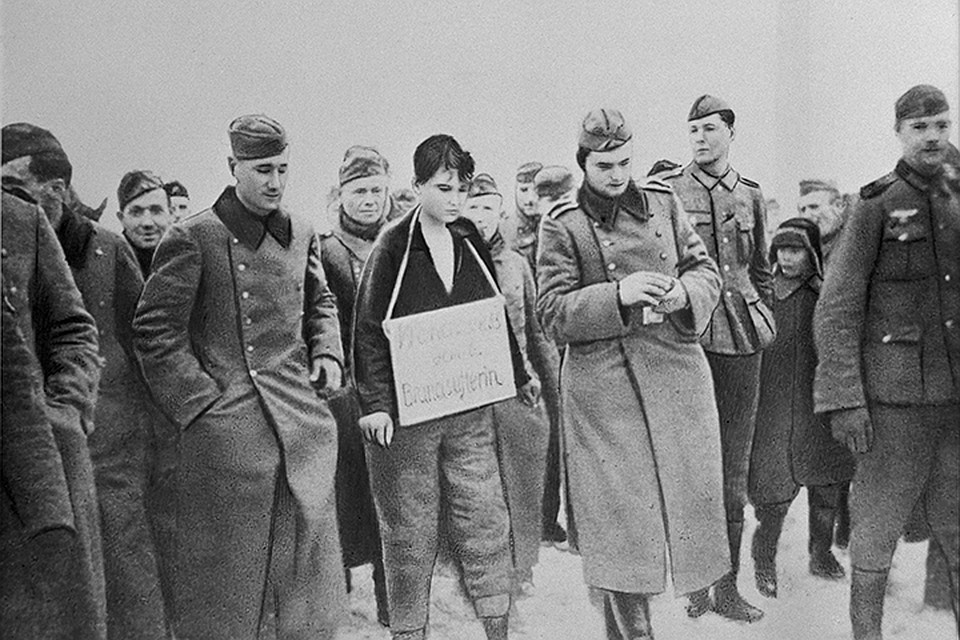 Зоя Космодемьянская могла говорить и говорила, и во время допроса и "на подиуме" - только совсем не то, что он неё требовали допрашивающие