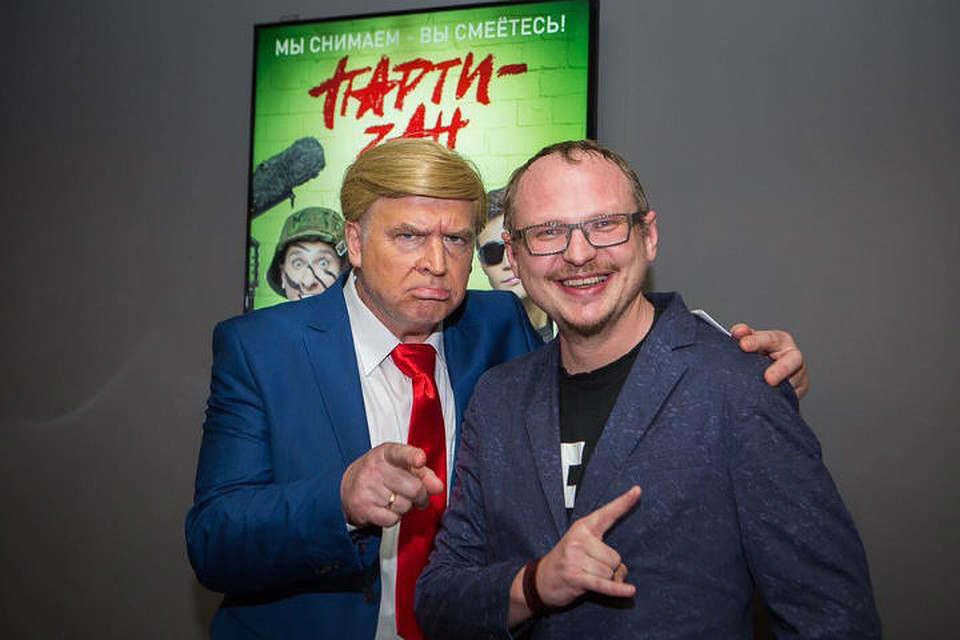 Режиссер Андрей Курейчик и бутафорский Трамп. Фото: Анна ИВАНОВА
