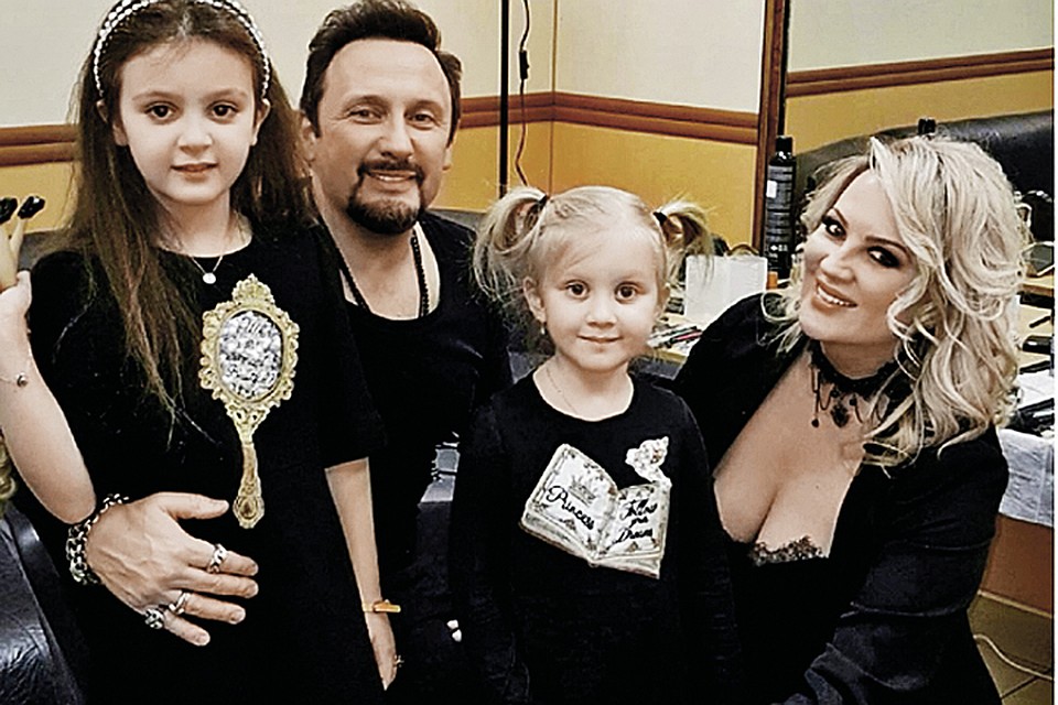 Стас с дочками, 7-летней Иванной (слева), 4-летней Марией, и женой Инной.