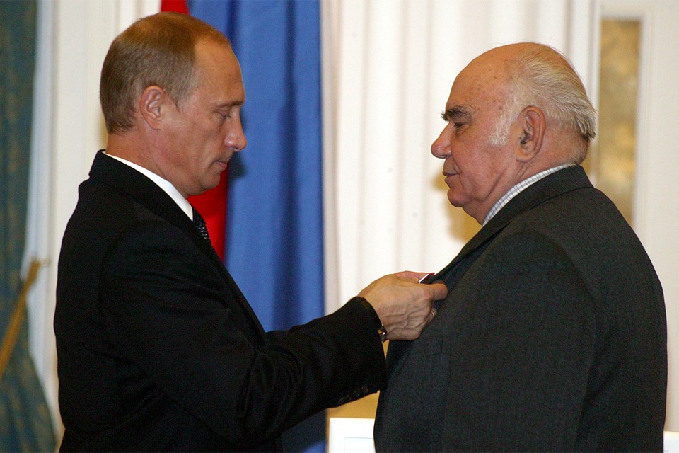 10 октября 2003 г. Президент России Владимир Путин награждает обозревателя газеты "Комсомольская правда" Василия Пескова орденом "За заслуги перед Отечеством" IV степени.