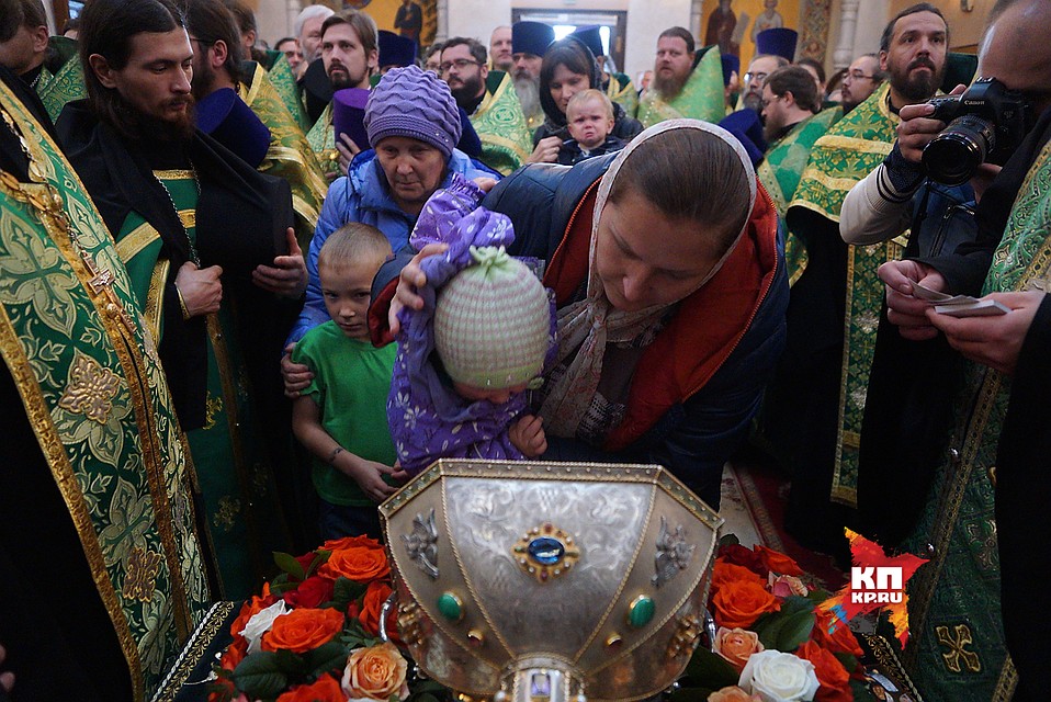 Женщина заставляет ребенка приложиться к мощам Силуана Афонского в Храме-на-Крови Фото: Алексей БУЛАТОВ