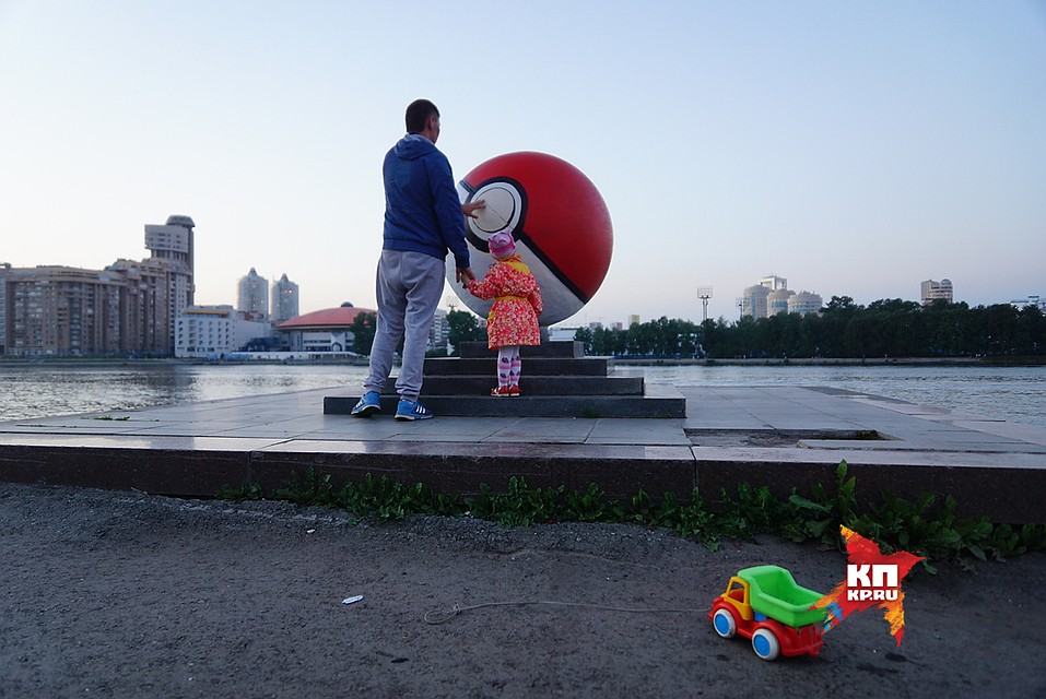 Летом во всем мире стала популярна игра для смартфонов Pokemon GO. В Екатеринбурге уличные художники раскрасили каменный шар на набережной в цвета покебола (шар для ловли покемонов). Вскоре рядом появится и грустный Пикачу Фото: Алексей БУЛАТОВ