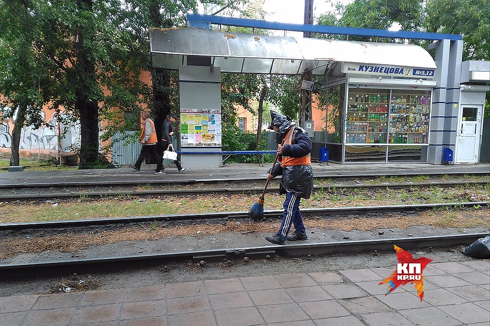 «Человек-пакет» на страже чистоты в Екатеринбурге Фото: Алексей БУЛАТОВ
