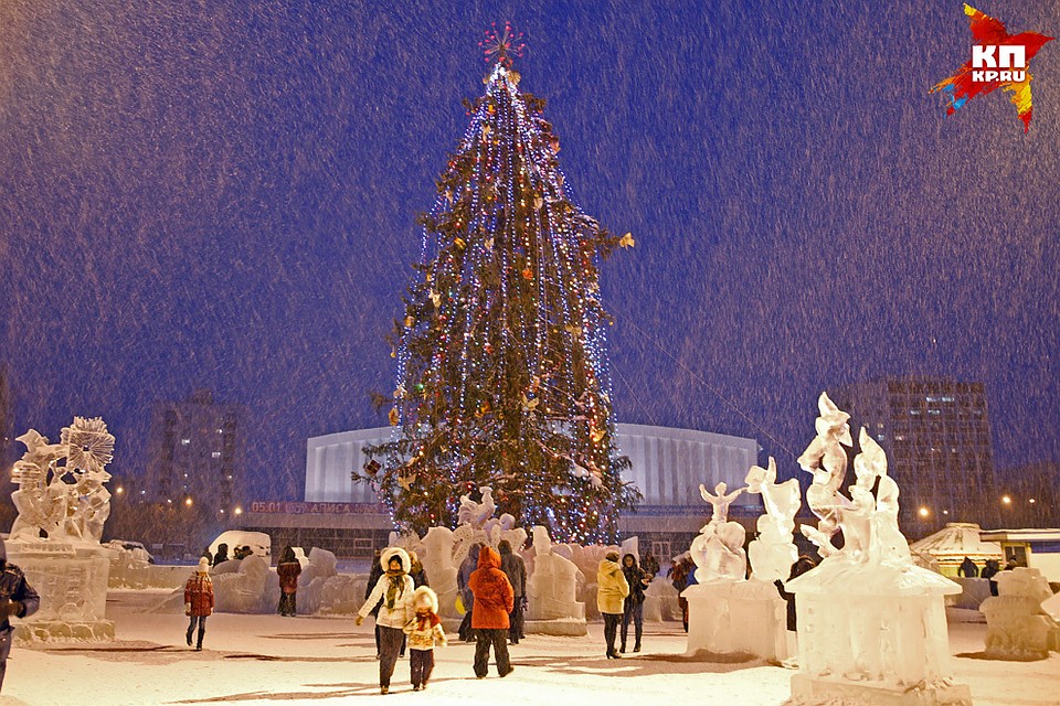 На площади перед Дворцом спорта в Октябрьском районе.