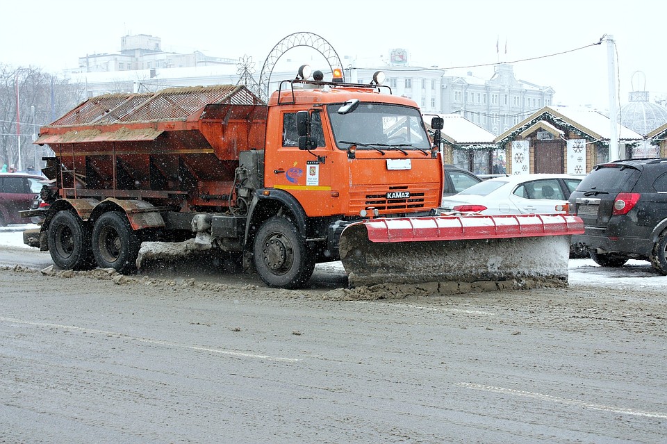 В уборке снега людям помогают машины.